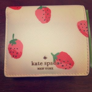🍓Kate Spade Cove Street Strawberry wallet 🍓